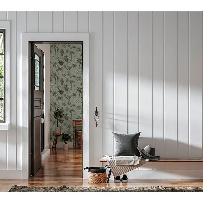 A.S. Création Pintwalls 3 Vliestapete Palmen - Braun-Grau, Floral, 10,05 x 0,53 m - Funktionaler Eingangsbereich mit Holzbank, grauem Kissen, beigem Überwurf und Hut. Ein geflochtener Korb bietet stilvollen Stauraum.