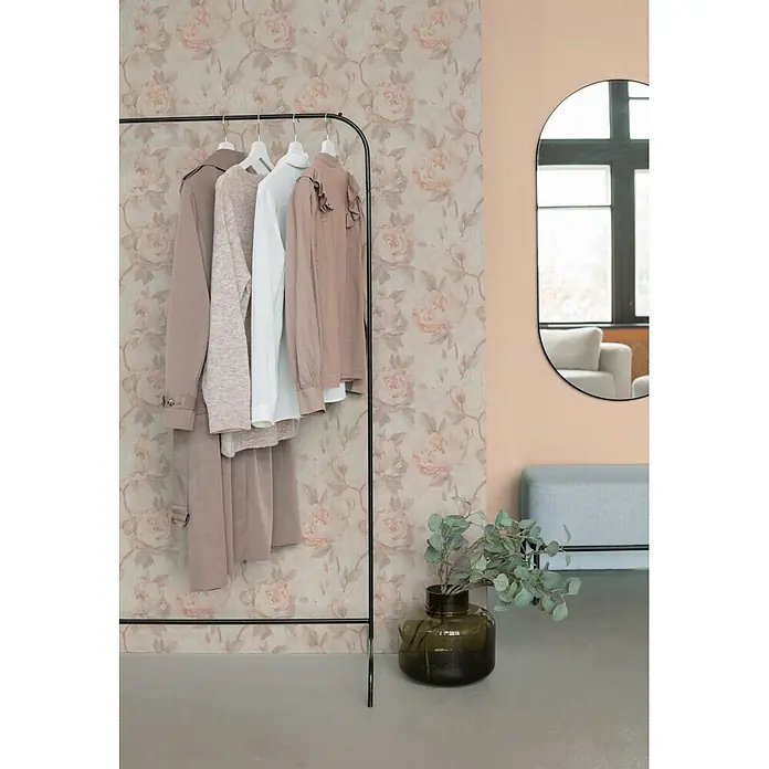 A.S. Création Pintwalls 3 Vliestapete Blüte - Creme-Orange, Floral, 10,05 x 0,53 m - Schwarzer Metall-Kleiderständer mit einer Auswahl an neutral getönter Kleidung.
