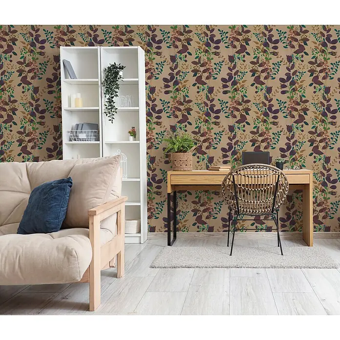 A.S. Création Pintwalls 3 Vliestapete Blätter I - Braun-Lila, Uni, 10,05 x 0,53 m - Botanische Blätter-Tapete in Grün-, Lila- und Brauntönen, die eine Wohnzimmerwand hinter einem Schreibtisch und Sofa bedeckt.