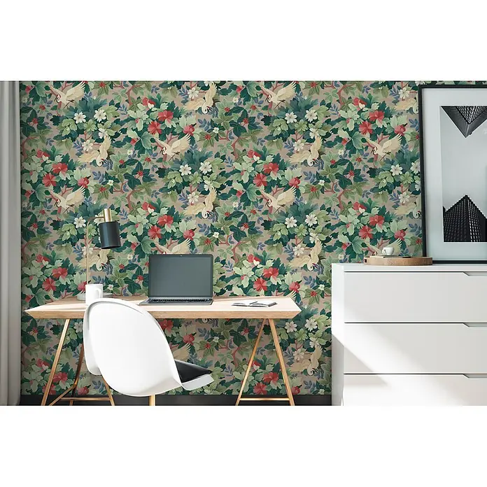 A.S. Création Pintwalls 3 Vliestapete Botanik - Beige-Grün, Floral, 10,05 x 0,53 m - Tapete mit grünen Blättern, roten Blumen und weißen Kranichen auf beigem Hintergrund, schmückt eine Heimbürowand.