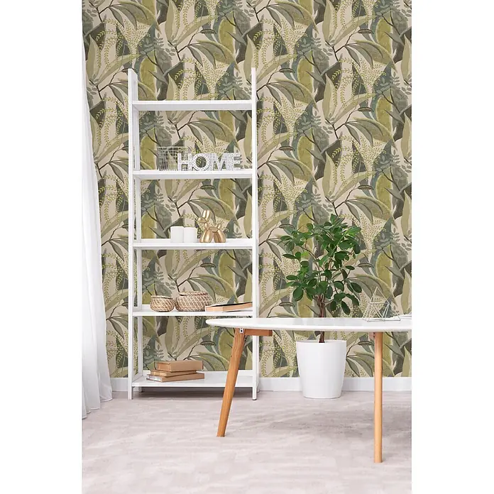 A.S. Création Pintwalls 3 Vliestapete Tropen - Grün-Creme, Floral, 10,05 x 0,53 m - Weißes Leiterregal mit 'HOME'-Schild, Kerzen und Büchern steht in einem Zimmer mit botanischer Tapete.