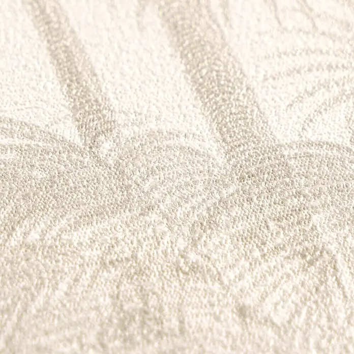 A.S. Création Cuba 2 Vliestapete Wald - Beige-Creme, Floral, 10,05 x 0,53 m - Nahaufnahme eines hellbeigen, stark strukturierten Stoffes mit erhabenem, unregelmäßigem Muster.