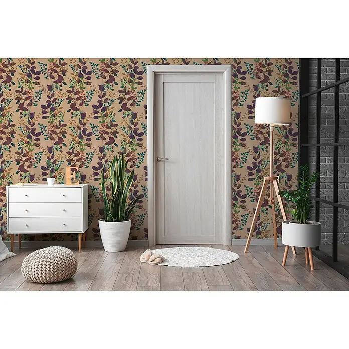 A.S. Création Pintwalls 3 Vliestapete Blätter I - Braun-Lila, Uni, 10,05 x 0,53 m - Ein stilvoll eingerichtetes Zimmer mit floraler Tapete, weißer Kommode, grünen Pflanzen und einer Stehlampe für eine gemütliche Atmosphäre.