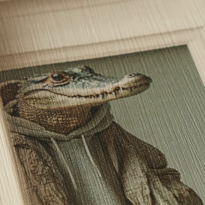 A.S. Création Pintwalls 3 Vliestapete Galerie - Beige-Braun, Sonstiges, 10,05 x 0,53 m - Gerahmte, strukturierte Illustration eines Alligators in einem dunklen Hoodie, in hellem texturiertem Rahmen.