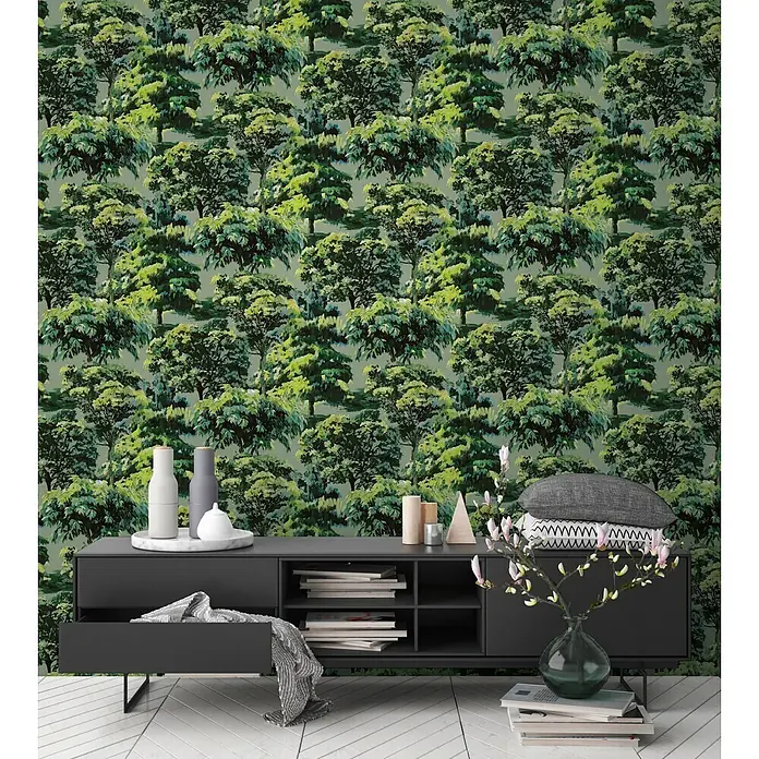 A.S. Création Pintwalls 3 Vliestapete Wald - Grün, Floral, 10,05 x 0,53 m - Schwarzes Lowboard mit offener Schublade, dekoriert mit Gegenständen und Büchern, dient als Medienkonsole.