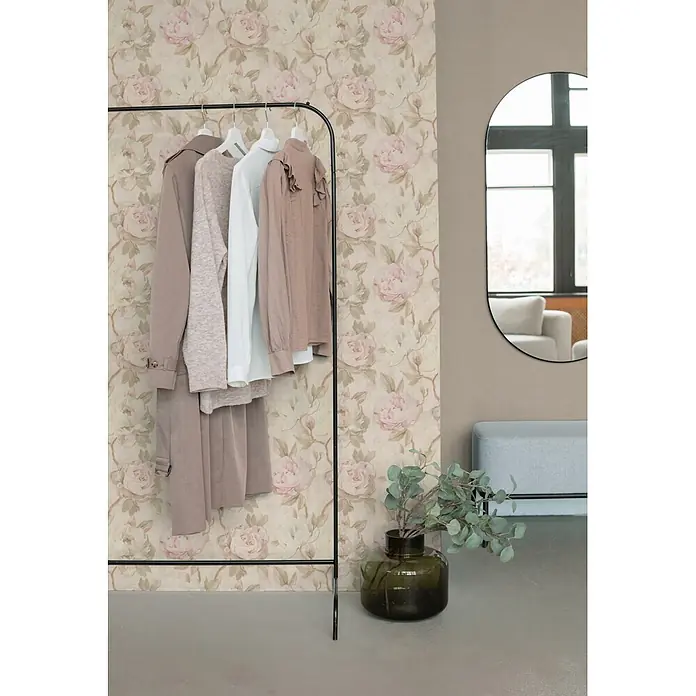 A.S. Création Pintwalls 3 Vliestapete Blüte - Creme-Grün, Floral, 10,05 x 0,53 m - Schwarzer Metall-Kleiderständer mit einer Auswahl an neutralfarbener Kleidung.