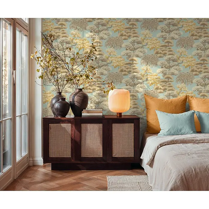 A.S. Création Cuba 2 Vliestapete Natur - Blau-Beige, Floral, 10,05 x 0,53 m - Blaue Tapete mit gelben und beigen Baummustern, die eine ruhige Schlafzimmeratmosphäre schafft.