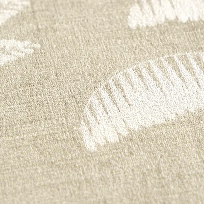A.S. Création Cuba 2 Vliestapete Palmen II - Beige-Creme, Floral, 10,05 x 0,53 m - Nahaufnahme von hellbeigem Textilgewebe mit subtilem, erhabenem Muster, das die dichte, genoppte Oberfläche hervorhebt.