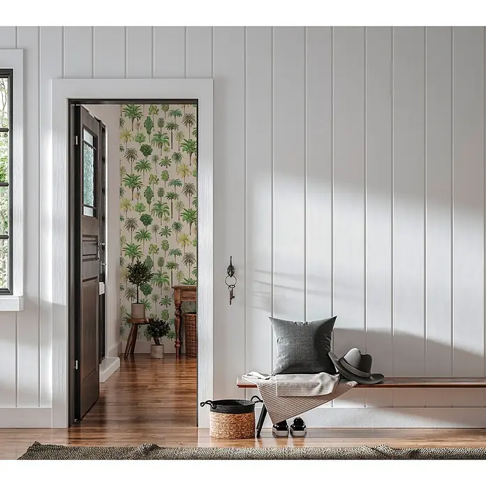 A.S. Création Pintwalls 3 Vliestapete Palmen - Beige-Grün, Floral, 10,05 x 0,53 m - Ein einladender Eingangsbereich mit Holzbank, grauem Kissen, Hut, geflochtenem Korb und Schuhen, bietet praktische Ablage und Sitzgelegenheit.