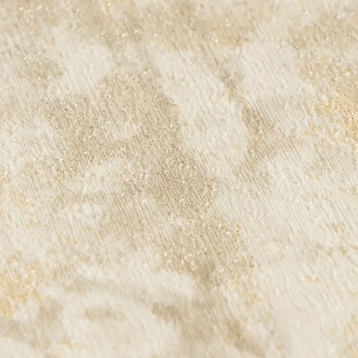 A.S. Création Metropolitan Stories Vibes & Styles Vliestapete Zweige - Creme-Gelb, Floral, 10,05 x 0,53 m - Nahaufnahme von cremefarbenem strukturiertem Stoff mit schimmerndem Gold- und Silberglitter.