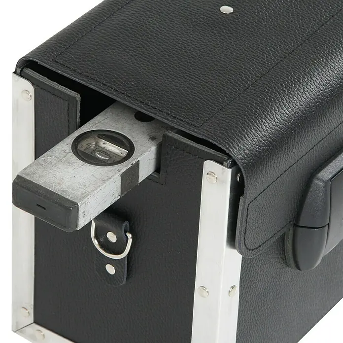 Hepco & Becker Werkzeugtasche Favorit 7125 - Innenmaß: B x T x H: 610 x 160 x 220 mm, Leder - Nahaufnahme einer schwarzen Lederwerkzeugtasche mit silbernen Akzenten, die einen robusten und professionellen Eindruck vermittelt.