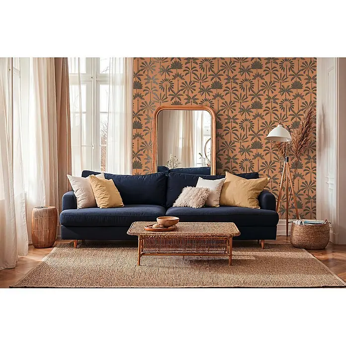 A.S. Création Cuba 2 Vliestapete Palmen II - Orange-Schwarz, Floral, 10,05 x 0,53 m - Wohnzimmer mit blauem Sofa, Rattan-Couchtisch auf Juteteppich und Palmenmuster-Tapete.