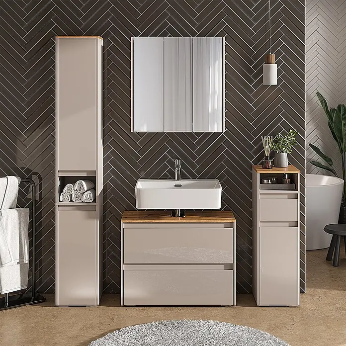 Vicco Badmöbel-Set Majest Cashmere 3 Teile - Cashmere, Matt - Modernes beiges Badmöbel-Set mit Waschtisch, Hochschrank und Beistellschrank, alle mit Holzakzenten, in einem modernen Badezimmer.