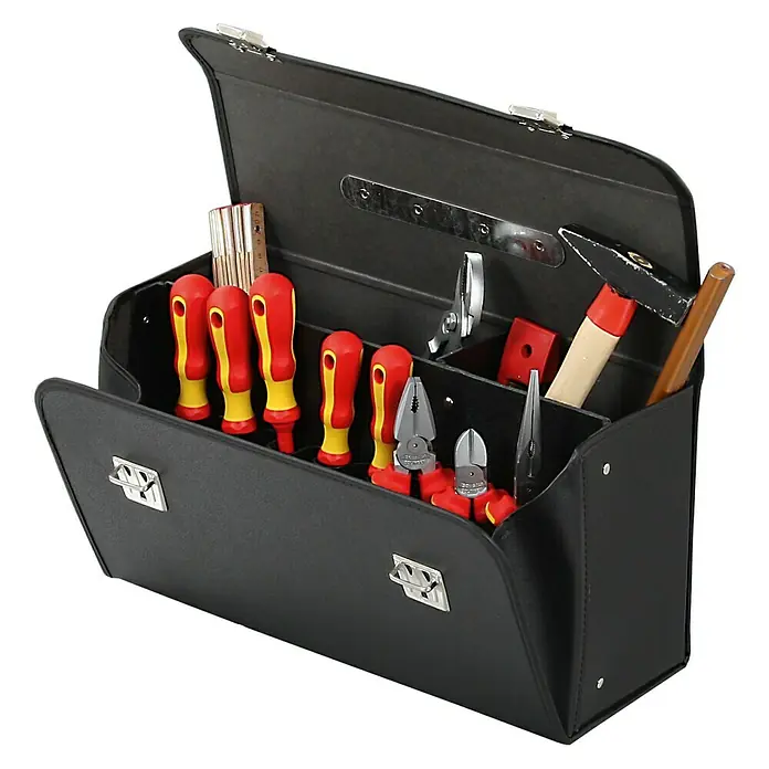 Hepco & Becker Werkzeugtasche Favorit 7130 - Innenmaß: B x T x H: 400 x 150 x 210 mm, Hartpappe - Werkzeugkoffer aus Leder, offen mit diversen Werkzeugen wie Schraubendrehern, Hammer und Zangen, ideal für Handwerker und Heimwerker.