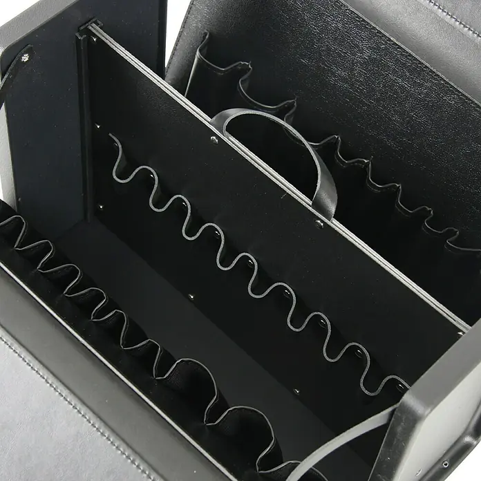 Hepco & Becker Werkzeugtasche Favorit 9116 - Innenmaß: B x T x H: 400 x 180 x 310 mm, Leder - Nahaufnahme des Inneren eines schwarzen Werkzeugkoffers mit mehreren Fächern und elastischen Schlaufen zur Organisation von Werkzeugen.