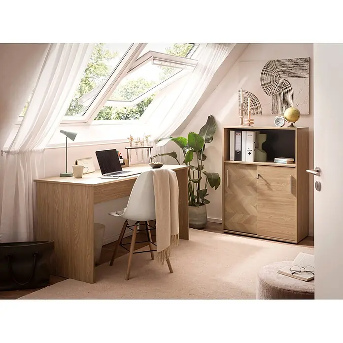 Schildmeyer Arezzo Schreibtisch - L x B x H: 65 x 144 x 73,6 cm - Heller Holzschreibtisch im Dachgeschoss-Büro mit Laptop und weißem Stuhl. Ein passender Schrank steht daneben.