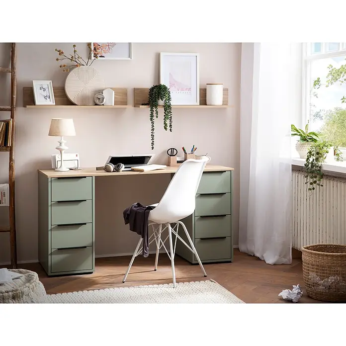 Schildmeyer Schreibtisch - L x B x H: 55,5 x 140 x 73 cm, Pistazie/Eiche - Ein moderner Home-Office-Schreibtisch mit heller Holzplatte und salbeigrünen Schubladenelementen in einem hellen Raum.