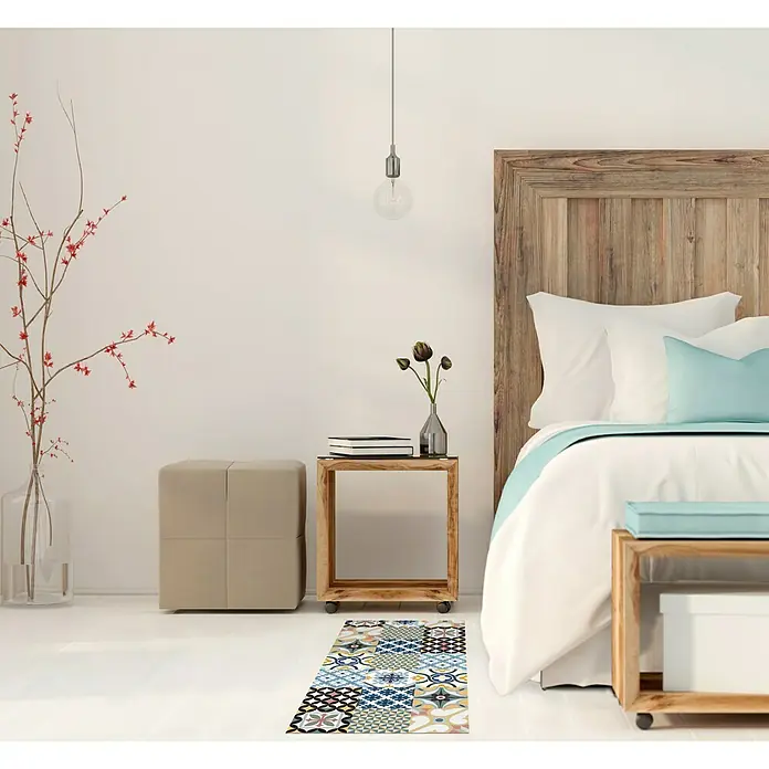 Alfombra de vinilo Croma Hidra - Multicolor, 110 x 50 cm - Un dormitorio elegante con una alfombra estampada y colorida que añade un toque de color y textura a la habitación.\n