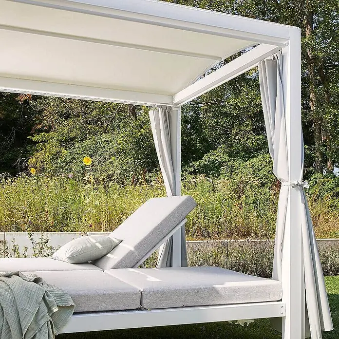 Home Deluxe Gartenliege LYON - B x T: 188 x 208 cm, Weiß, Grau, Polyester - Weißes Outdoor-Himmelbett mit hellgrauen Kissen und Vorhängen.
