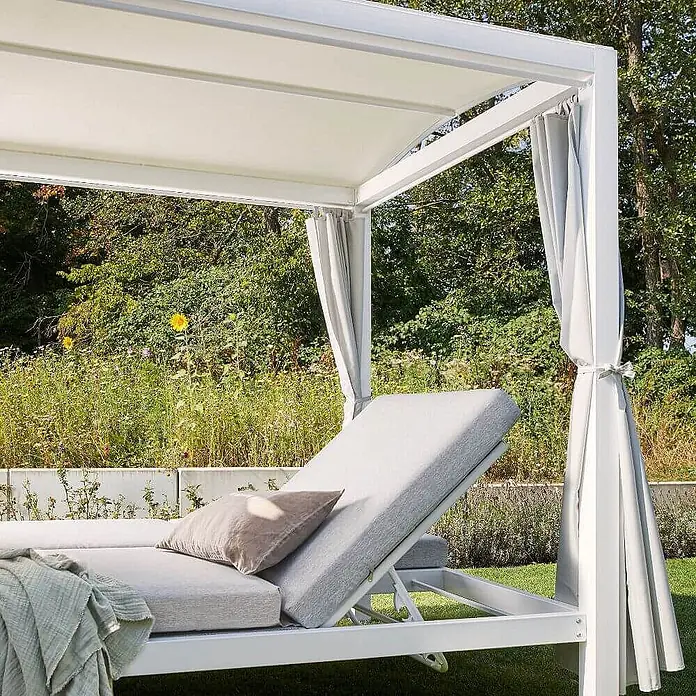 Home Deluxe Gartenliege LYON - B x T: 188 x 208 cm, Weiß, Grau, Polyester - Weißes Metall-Tagesbett mit hellgrauen Kissen und Vorhängen für den Außenbereich.