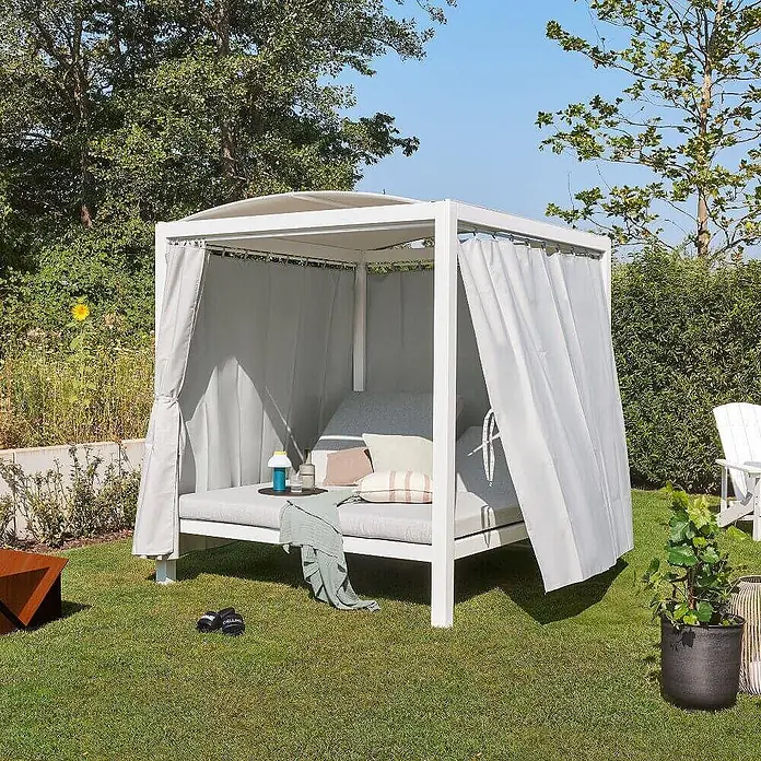 Home Deluxe Gartenliege LYON - B x T: 188 x 208 cm, Weiß, Grau, Polyester - Weißes Outdoor-Tagesbett mit Baldachin, grauen Polstern und Vorhängen.