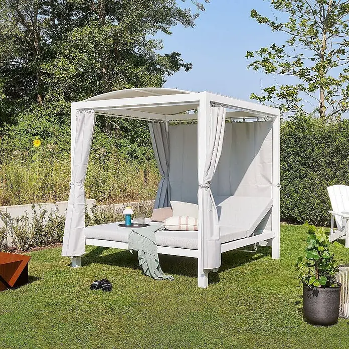 Home Deluxe Gartenliege LYON - B x T: 188 x 208 cm, Weiß, Grau, Polyester - Weißes Outdoor-Himmelbett mit hellgrauen Kissen und Vorhängen.