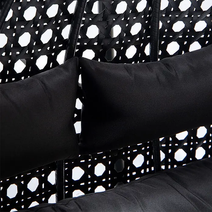 Home Deluxe Hängesessel TWIN - L x B x H: 74 x 145 x 126 cm, Schwarz - Schwarze Kissen in einem Stuhl im Rattan-Flechtstil.