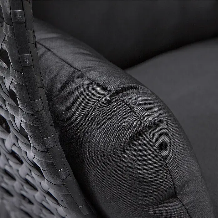 Home Deluxe Hängesessel TWIN - L x B x H: 74 x 145 x 126 cm, Schwarz - Nahaufnahme eines schwarzen geflochtenen Rattansessels mit schwarzem Kissen.