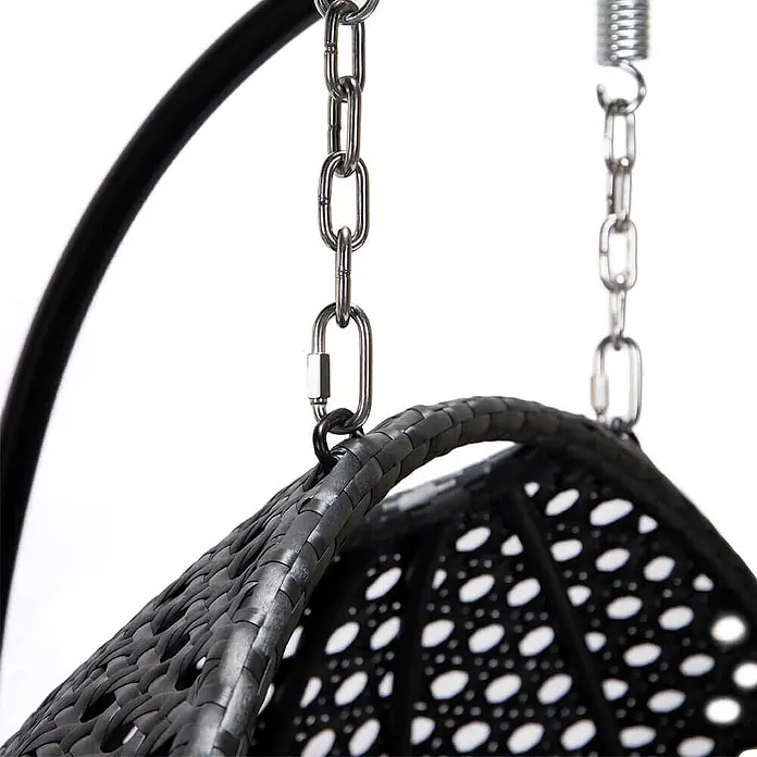 Home Deluxe Hängesessel TWIN - Kunststoff, Schwarz - Nahaufnahme eines schwarzen Hängesessels aus Geflecht, aufgehängt an Metallketten, Karabinern und einer Feder.