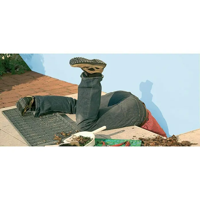 Easy Life Lichtschachtabdeckung - L x B: 60 x 120 cm, Stahl - Bildunterschrift: Eine Person steckt mit dem Kopf in einem Loch, während sie einen Abfluss reinigt, mit Beinen und Füßen nach oben.