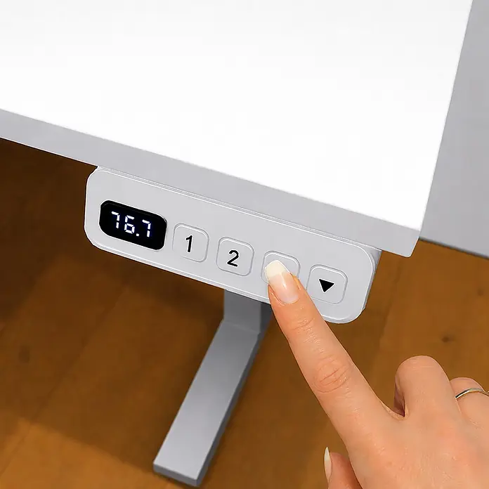 Schildmeyer Metz Schreibtisch elektrisch Höhenverstellbar - L x B: 60 x 138 cm, Höhenverstellung: 72,7 cm - 117,2 cm, Weiß - Ein Finger drückt die Abwärtstaste auf einem weißen Digital-Bedienfeld eines höhenverstellbaren Schreibtisches, Anzeige: '76.7'.