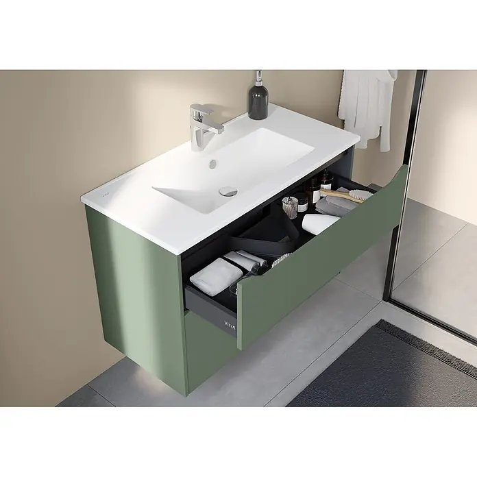VitrA Integra Square Badmöbel-Set - Gesamtbreite Badmöbel: 100 cm, Moosgrün, Matt - Grüner Badunterschrank mit weißem Waschbecken, dessen Schublade mit Toilettenartikeln geöffnet ist.