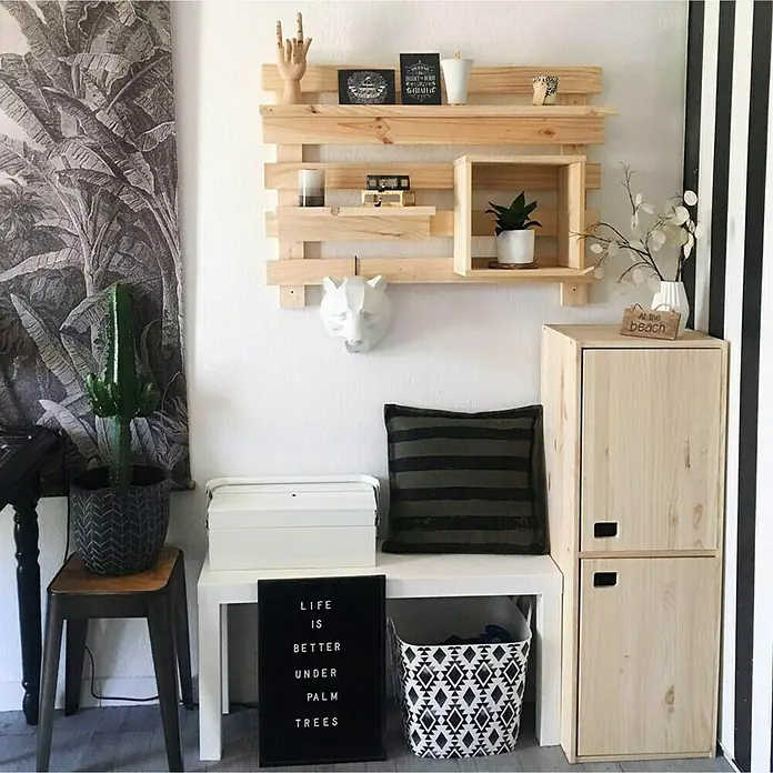 Astigarraga Tetris Wandregal - L x B x H: 40 x 12 x 9,5 cm, Kiefernholz - Einrichtungsidee mit einem auffälligen Holzregal an der Wand, einem Kaktus und einer weißen Bank, die einen einladenden Raum schaffen.