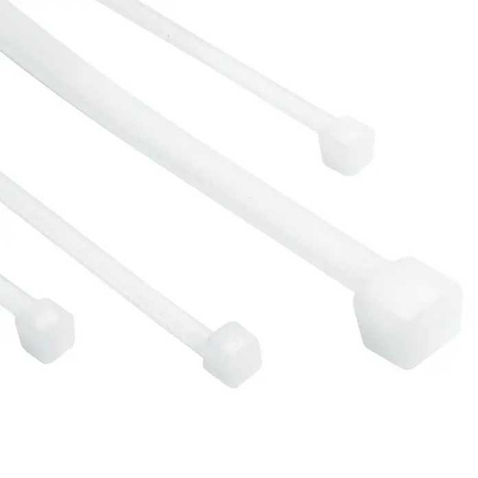 Index Bridas para cables de Nylon - An x L: 76 x 540 mm, Plástico, Blanco - Primer plano de varias bridas de cable blancas sobre una superficie blanca, centrado en los detalles y la textura de las bridas.