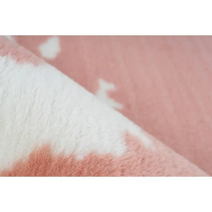 Kayoom Hochflorteppich Kuh - Rosa/Weiß, 230 x 160 cm, 100 % Polyester - Nahaufnahme eines rosa Teppichs mit Sternenmuster, der weich und flauschig wirkt und zum Wohlfühlen einlädt.