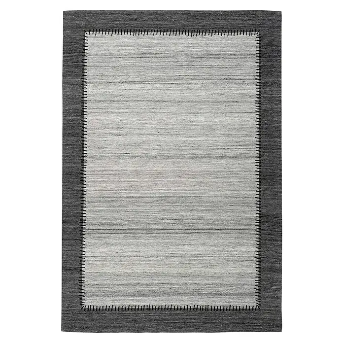 Kayoom Flachgewebeteppich Phoenix - Grau/Anthrazit, 170 x 120 cm, 75 % Wolle - Grauer Teppich mit dunkler Bordüre und feinen horizontalen Streifen für ein modernes und stilvolles Ambiente im Raum.