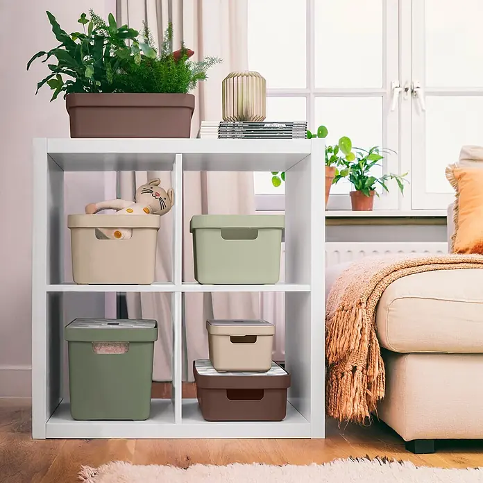 Sunware Sigma home Aufbewahrungsbox - L x B x H: 35 x 24,6 x 18,3 cm, Kunststoff, Schoko - Auf einem weißen Regal arrangierte Kunststoff-Aufbewahrungsboxen in Beige, Grün und Braun zur organisierten Ablage.