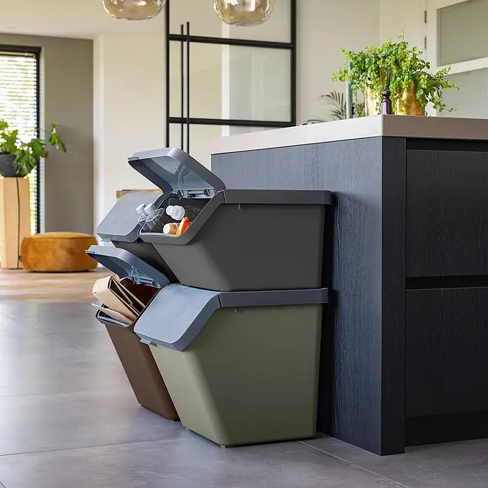 Sunware Sigma home Mülltrennsystem - 60 l, L x B x H: 49,3 x 38,8 x 44,8 cm, Dunkelgrün, Kunststoff - Gestapelte dunkelgraue, olivgrüne und braune Recyclingbehälter mit offenen Deckeln, die sortierten Abfall in einer modernen Küche zeigen.