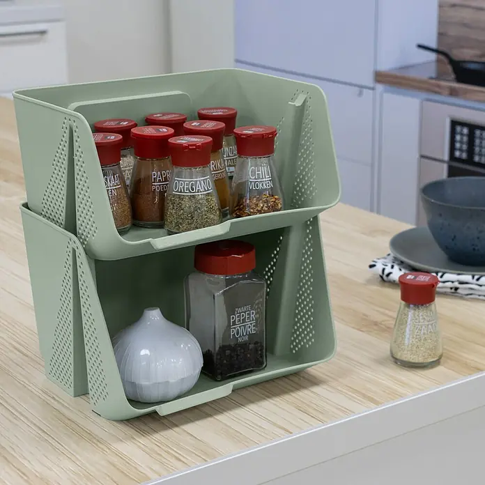 Sunware Sigma home Schreibtisch-Organizer Stackable - L x B x H: 20 x 25 x 13 cm, Grün, Kunststoff - Zweistufiger hellgrüner Kunststoff-Organizer mit Gewürzen auf einer Küchentheke.