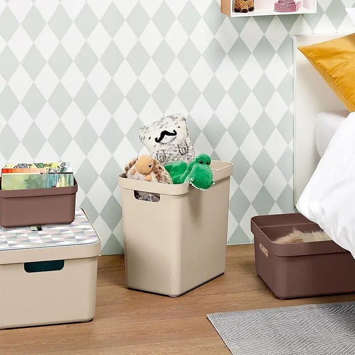 Sunware Sigma home Aufbewahrungsbox - L x B x H: 35 x 24,6 x 36,3 cm, Kunststoff, Beige - Helle und dunkelbraune Kunststoff-Aufbewahrungsboxen organisieren Spielzeug und Bücher im Kinderzimmer, eine mit gemustertem Deckel.