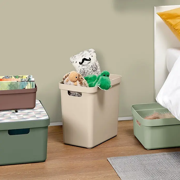 Sunware Sigma home Aufbewahrungsbox - L x B x H: 35 x 24,6 x 36,3 cm, Kunststoff, Beige - Verschiedene Aufbewahrungsboxen in Beige, Grün und Braun, gefüllt mit Spielzeug und Büchern.