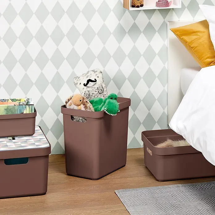 Sunware Sigma home Aufbewahrungsbox - L x B x H: 44,5 x 34,5 x 18,3 cm, Kunststoff, Schoko - Braune Aufbewahrungsboxen, die Spielzeug und Bücher in einem Kinderzimmer ordnen.