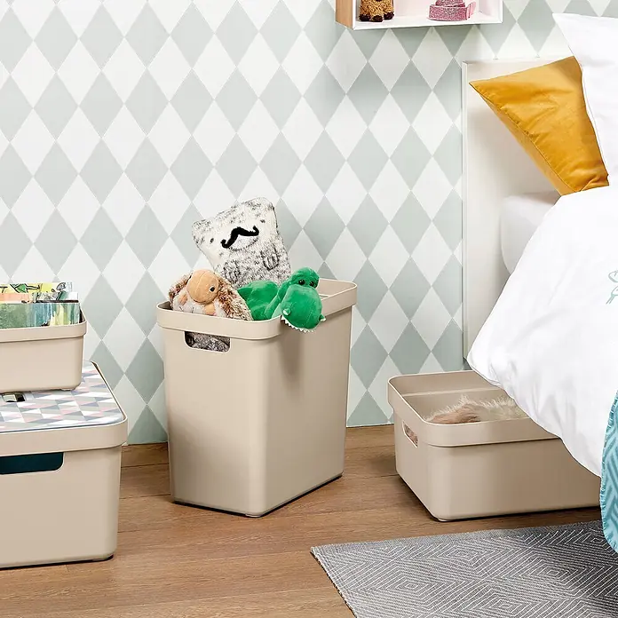 Sunware Sigma home Aufbewahrungsbox - L x B x H: 44,5 x 34,5 x 18,3 cm, Kunststoff, Beige - Beige Aufbewahrungsboxen aus Kunststoff mit Spielzeug und Büchern in einem Kinderzimmer.