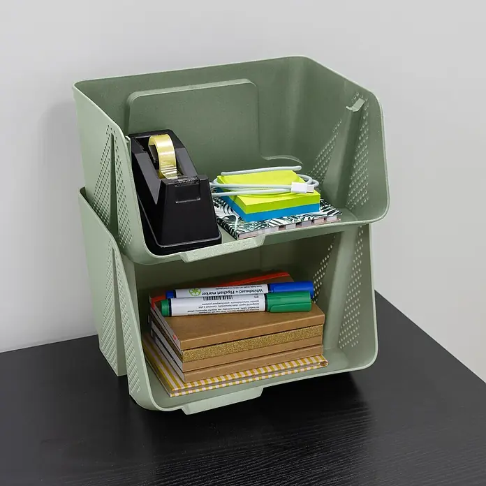 Sunware Sigma home Schreibtisch-Organizer Stackable - L x B x H: 20 x 25 x 13 cm, Grün, Kunststoff - Zwei gestapelte, salbeigrüne, perforierte Kunststoff-Aufbewahrungsboxen mit Büromaterial.