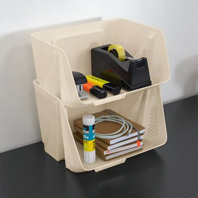 Sunware Sigma home Schreibtisch-Organizer Stackable - L x B x H: 20 x 25 x 17,5 cm, Beige, Kunststoff - Zwei gestapelte beige Kunststoff-Organisationskörbe mit Lochmuster, gefüllt mit Büromaterial (Hefter, Marker, Klebeband, Notizbücher).