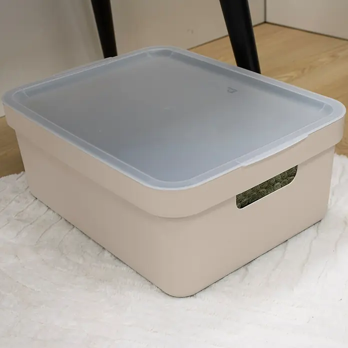 Sunware Sigma home Deckel - L x B x H: 46,2 x 35,2 x 0,9 cm, Passend für: Sigma home Aufbewahrungsbox 24l & 32l, Kunststoff, Transparent - Helle beige Kunststoff-Aufbewahrungsbox mit durchsichtigem Deckel, innen grüner Stoff, auf einem weißen Flausch-Teppich.
