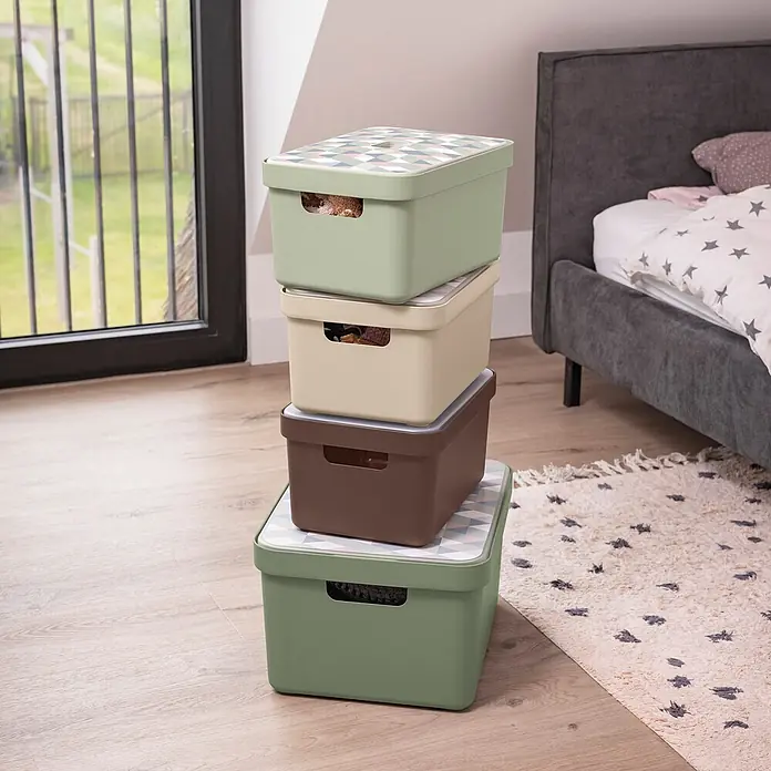 Sunware Sigma home Aufbewahrungsbox - L x B x H: 35 x 24,6 x 24,3 cm, Kunststoff, Beige - Gestapelte grüne, beige, braune Plastikaufbewahrungsboxen mit gemusterten Deckeln, in einem Raum.