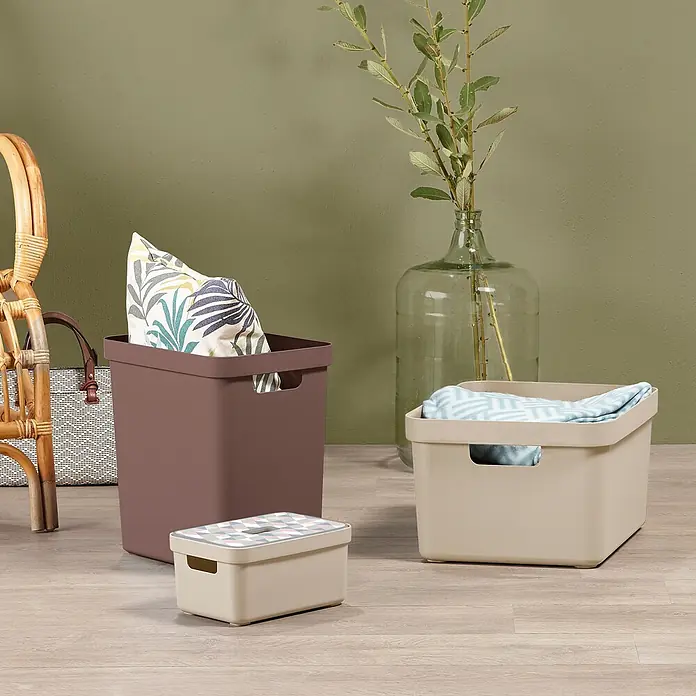Sunware Sigma home Aufbewahrungsbox - L x B x H: 17,7 x 12,8 x 9,3 cm, Kunststoff, Beige - Drei rechteckige Aufbewahrungsboxen in Braun und Beige, eine mit gemustertem Deckel, in einer modernen Wohnumgebung organisiert.