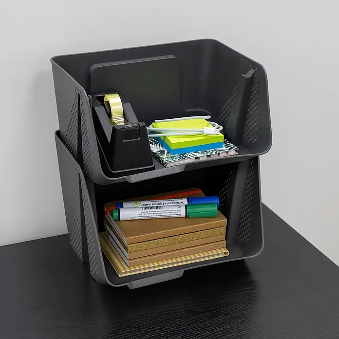 Sunware Sigma home Schreibtisch-Organizer Stackable - L x B x H: 20 x 25 x 13 cm, Anthrazit, Kunststoff - Zwei dunkelgraue, perforierte, stapelbare Kunststoff-Aufbewahrungskörbe, gefüllt mit Büromaterialien wie Notizbüchern, Markern und Haftnotizen.