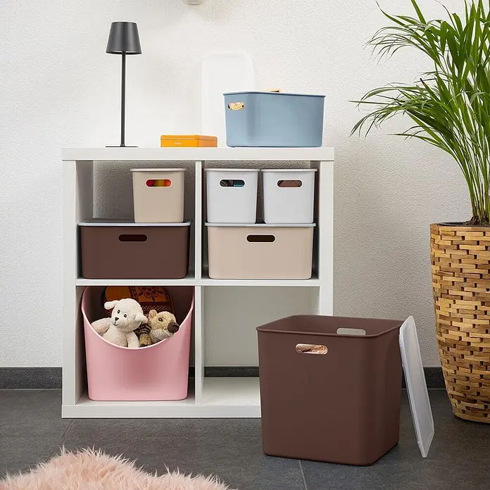 Sunware Sigma home Aufbewahrungsbox - L x B x H: 35 x 24,6 x 18,3 cm, Kunststoff, Beige - Vielseitige Aufbewahrungsboxen in verschiedenen Größen und Farben (Braun, Beige, Weiß, Rosa, Blau) auf Regalen und dem Boden.